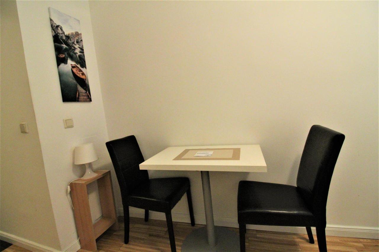 וינה Small Studio Close To City Center מראה חיצוני תמונה