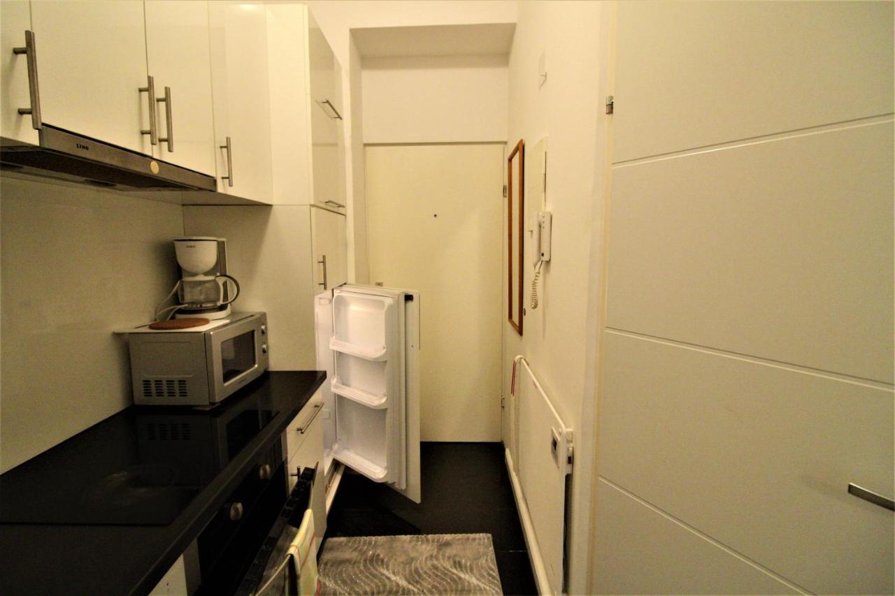 וינה Small Studio Close To City Center מראה חיצוני תמונה